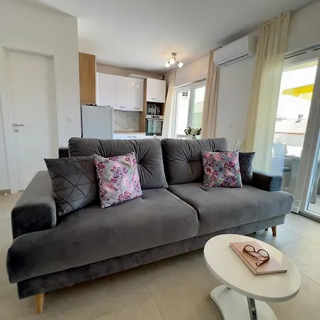 Wild Rose Apartment
